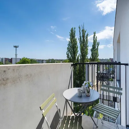 Stylowe Z Antresola, Balkonami I Miejscem Do Pracy By Renters Apartment
